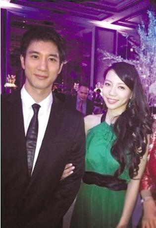 虽然李靓蕾也曾陪王力宏到各地开演唱会,但这次参加婚礼却是"力宏嫂