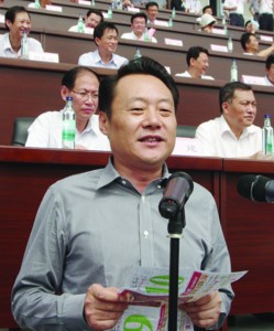 安庆市委书记旧日历纸上写讲话稿 网友赞节约(图)
